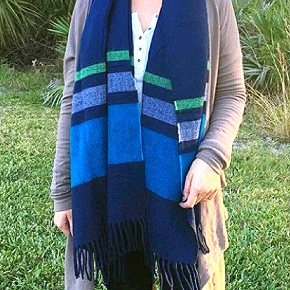 Navy scarf with fringe - Picture 2 of 4